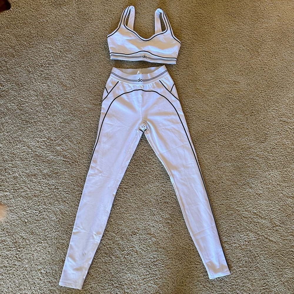 ALO Yoga Set - Airbrush High-Waist Heart Throb Legging & Sports Bra - Picture 4 of 13